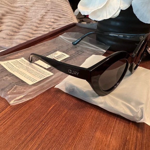 Quay GOODNIGHT KISS blk/blk fade Sunglasses NWT - Picture 2 of 10